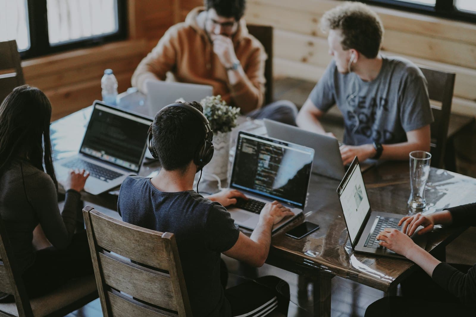 Tim pengembang bekerja bersama di depan laptop